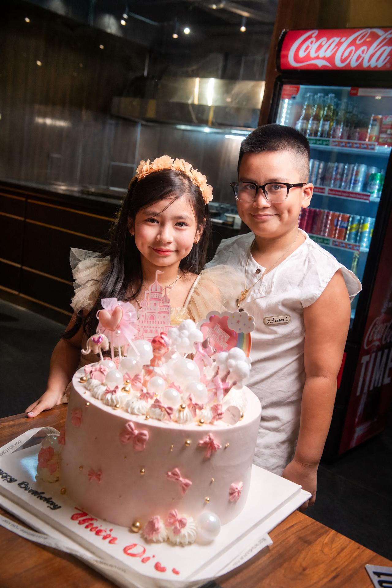 Kids celebrating a birthday at GOD-RESTAURANT